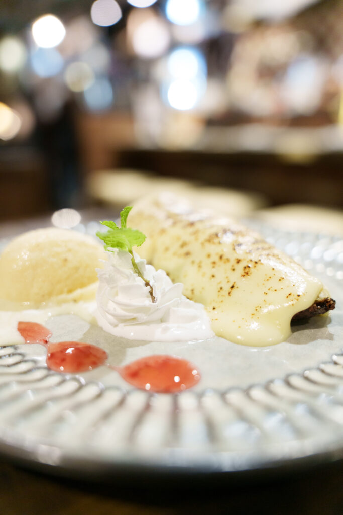 暗い店内での料理撮影